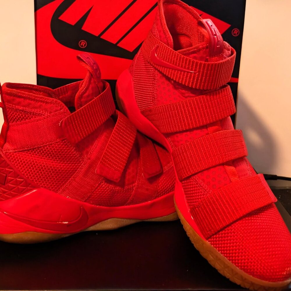 NIKE LeBron SOLDIER XI / UNIVERSITY RED / MENS SIZE 9